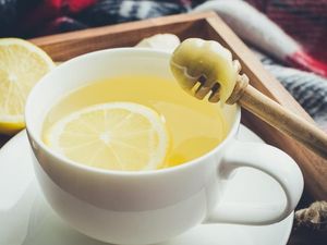 Bolehkah Minum Air Lemon Hangat Setiap Pagi? Ini Aturan dan Manfaatnya!