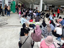 Istora Senayan Dikepung Reveluv Sejak Subuh!