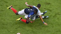 Di timnas, saat kedua negaranya bertemu, Di Maria dan Pogba pun beradu. Foto: AFP via Getty Images/SAEED KHAN  