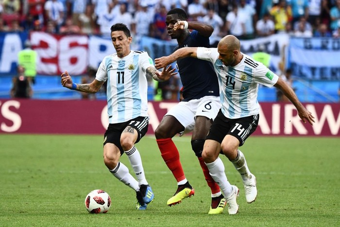 Frances midfielder Paul Pogba (C) is marked by Argentinas forward Angel Di Maria (L) and Argentinas midfielder Javier Mascherano during the Russia 2018 World Cup round of 16 football match between France and Argentina at the Kazan Arena in Kazan on June 30, 2018. (Photo by Jewel SAMAD / AFP) / RESTRICTED TO EDITORIAL USE - NO MOBILE PUSH ALERTS/DOWNLOADS        (Photo credit should read JEWEL SAMAD/AFP via Getty Images)