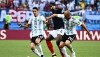 Salah satu duel Di Maria dan Pogba pada Piala Dunia 2018. Foto: AFP via Getty Images/JEWEL SAMAD