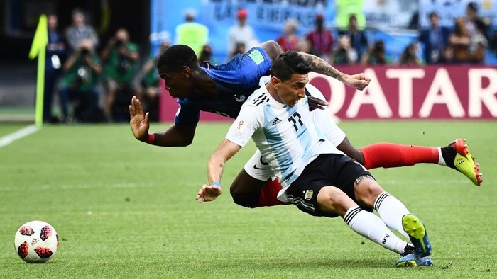 Angel Di Maria, Paul Pogba Argentina's forward Angel Di Maria vies for the ball with France's midfielder Paul Pogba (L) during the Russia 2018 World Cup round of 16 football match between France and Argentina at the Kazan Arena in Kazan on June 30, 2018. (Photo by Jewel SAMAD / AFP) / RESTRICTED TO EDITORIAL USE - NO MOBILE PUSH ALERTS/DOWNLOADS (Photo credit should read JEWEL SAMAD/AFP via Getty Images)