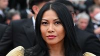 Anggun C Sasmi Glamor dengan Nuansa Emas di Cannes