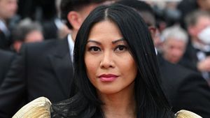 Anggun C Sasmi Glamor dengan Nuansa Emas di Cannes