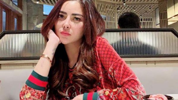 Potret Ayu Aulia saat Nongkrong di Bar sambil Nge-DJ