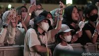 Potret Ayu Ting Ting Temani Bilqis Nonton NCT Dream di Allo Bank Festival