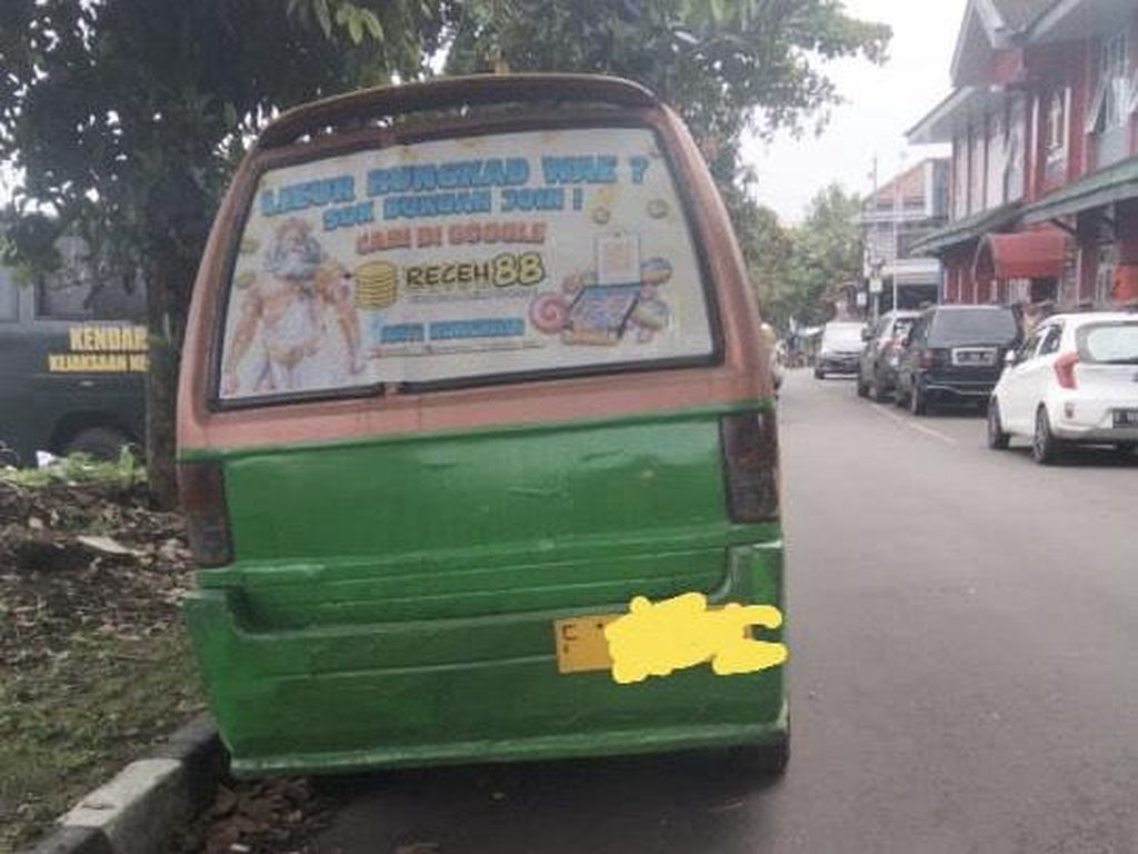 Dishub Tegur Pengurus Angkot di Sukabumi, Iklan Judi Online Dicopot