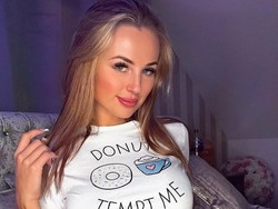 Model Ini Sengaja Mengekspos Payudara di Atas Jembatan, Terancam Dipenjara