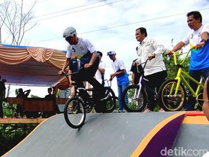 Aksi Bupati Ciamis Jajal Arena Freestyle BMX di Forprov Jabar 2022 Aksi Bupati Ciamis Jajal Arena Freestyle BMX di Forprov Jabar 2022