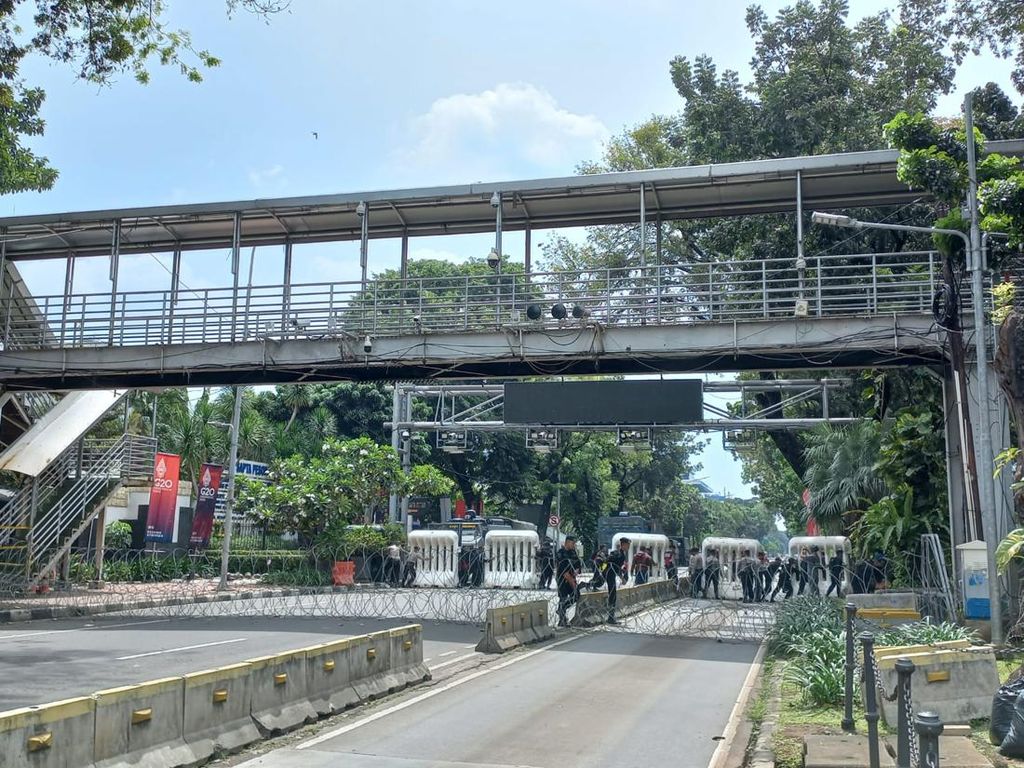 Massa Buruh Tiba di Patung Kuda, Polisi Tutup Jalan Medan Merdeka Barat