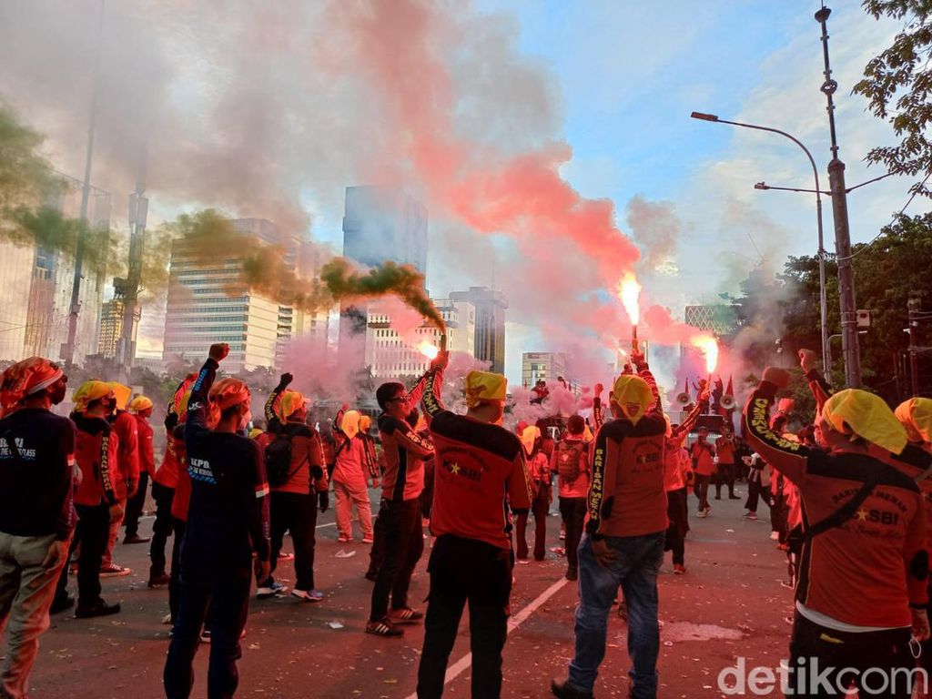Massa Buruh di Patung Kuda Bubar, Jl Medan Merdeka Barat Kembali Dibuka