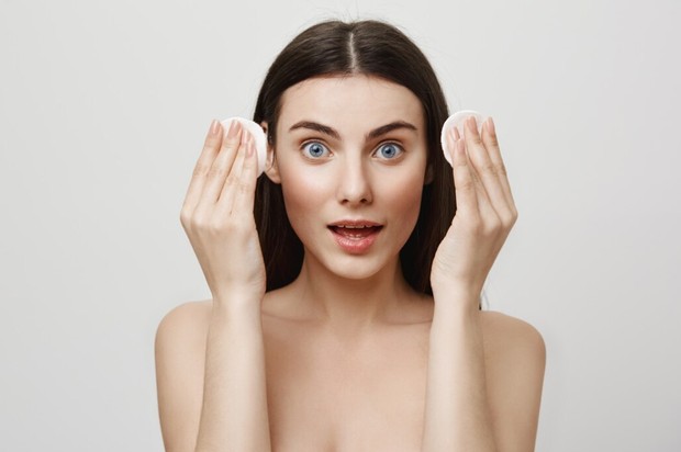 Diamkan Kapas Beberapa Detik di Mata/Foto : freepik.com/cookie_studio Diamkan Kapas Beberapa Detik di Mata