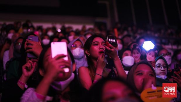 Antusias penonton konser Red Velvet  dalam acara Allo Bank Festival di Istora Senayan, Jakarta, Sabtu (21/5/2022). (Indonesia/Adi Ibrahim)