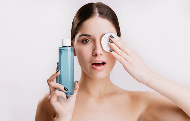 Gunakan Produk Pembersih yang Oil-Based/Foto : freepik.com/lookstudio Gunakan Produk Pembersih yang Oil-Based