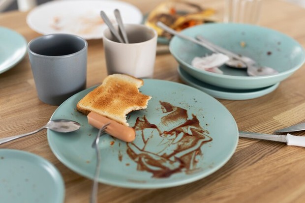 Habiskan sisa makanan