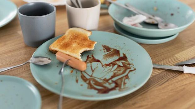 Habiskan sisa makanan