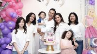 Harmonis! Kulineran Seru Ussy Sulistiawaty dan Andhika Pratama Bareng Keluarga