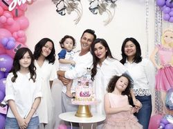 Harmonis! Kulineran Seru Ussy Sulistiawaty dan Andhika Pratama Bareng Keluarga