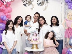 Harmonis! Kulineran Seru Ussy Sulistiawaty dan Andhika Pratama Bareng Keluarga Harmonis! Kulineran Seru Ussy Sulistiawaty dan Andhika Pratama Bareng Keluarga