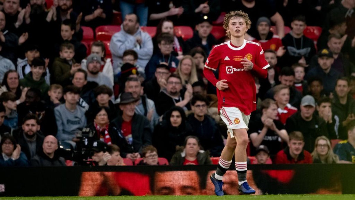 Isak Hansen-Aaroen yang digadang-gadang sebagai the next Odegaard. Foto: Manchester United via Getty Imag/Ash Donelon