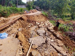 Awas! Jalan Poros di Sampang Rusak Parah dan Rawan Longsor