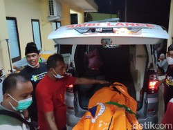 Snapshot: Petugas Tangani Jenazah Korban Bus Maut di Ciamis