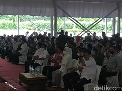 Jokowi-Iriana Hadiri Rakernas Projo di Borobudur, Peserta Berebut Salaman