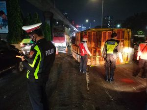 Truk Bawa Ayam Terguling di Tol JORR, Lalin Sempat Macet