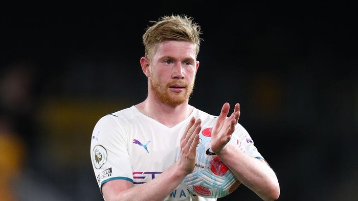 WOLVERHAMPTON, ENGLAND - MAY 11: Kevin De Bruyne of Manchester City salutes the supporters at full-time following the Premier League match between Wolverhampton Wanderers and Manchester City at Molineux on May 11, 2022 in Wolverhampton, England. (Photo by Chris Brunskill/Fantasista/Getty Images)