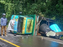Tak Kuat Nanjak, Truk Pengangkut Migor Terguling di Sembalun