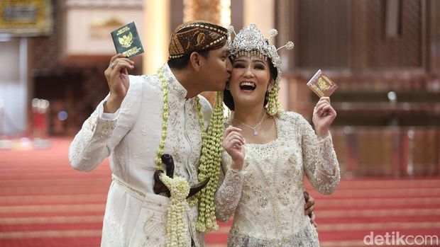 Masayu Clara dan Qausar Harta Yudana usai melakukan akad nikah di masjid Istiqlal, Jakarta, Jumat, (20/5/2022).