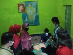 Mensos Risma Jenguk Bocah Lumpuh Penderita Infeksi Selaput Otak di Klaten