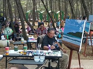 Momen SBY Melukis Bersama Ribuan Pelajar di Pantai Pancer Door Pacitan
