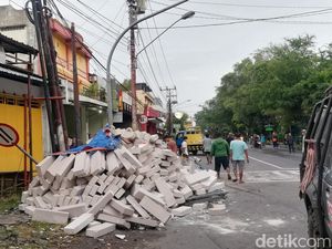 Hindari Pemotor, Truk Bermuatan Bata Ringan Terguling di Baturono Solo