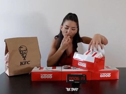 Ajaib! Wanita Ini Mampu Habiskan 4 Paket Ayam Goreng KFC dalam 12 Menit