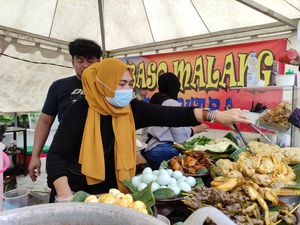 Mantap! Booth Pecel Ini Raup Rp 17 Juta di Hari 1 Allo Bank Festival Mantap! Booth Pecel Ini Raup Rp 17 Juta di Hari 1 Allo Bank Festival
