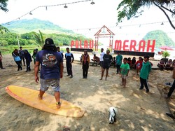 Meriahkan World Surf League, Banyuwangi Latih Anak Muda Berselancar