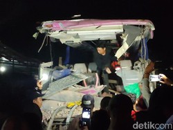 Snapshot: Penampakan Bus Peziarah yang Tabrak Rumah di Ciamis