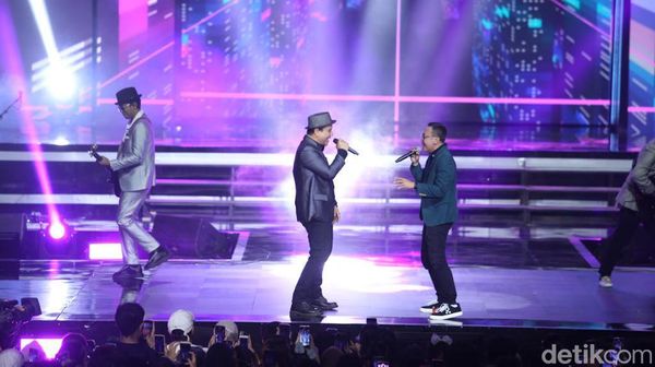 Penampilan Ari Lasso di Allo Bank Festival yang Bikin Pangling