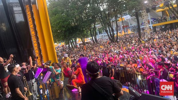 Pengunjung Allo Bank Festival 2022 saat Project Pop naik panggung, Sabtu (21/5).