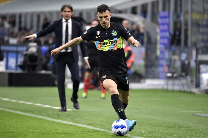 SAN SIRO STADIUM, MILANO, ITALY - 2022/05/06: Ivan Perisic of FC Internazionale in action with Simone Inzaghi coach of FC Internazionale at his back during the Serie A football match between FC Internazionale and Empoli FC. FC Internazionale won 4-2 over Empoli FC. (Photo by Andrea Staccioli/Insidefoto/LightRocket via Getty Images)