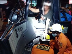 Diganggu Anak Saat Nyetir, Mobil Carry Tabrak Pohon, Satu Orang Luka