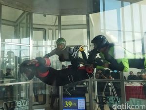 Ratusan Orang Adu Melayang di Kopassus Indoor Skydiving Championship
