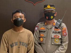 Pria Kendari yang Viral Ngaku Tukang Busur Panah Minta Maaf di Kantor Polisi Pria Kendari yang Viral Ngaku Tukang Busur Panah Minta Maaf di Kantor Polisi