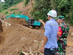 Pembersihan Jalur Putus di Plampang Kulon Progo Terkendala Tebalnya Longsoran