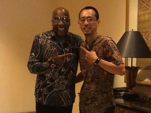Apik! Rama Natan Kolaborasi dengan Legenda Bassis Dunia Nathan East Lewat Batik Scat