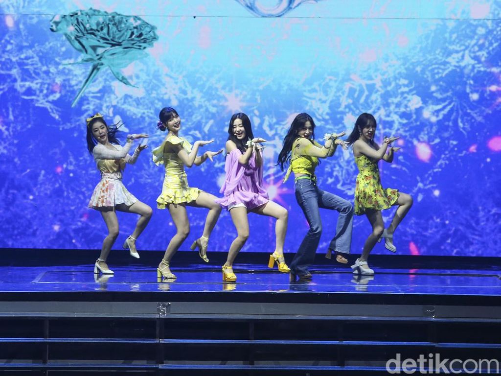 Kemeriahan Nobar Red Velvet di Allo Bank Festival Day 2 dari Outdoor Stage