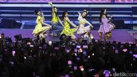 8 Gaya Red Velvet Tampil di Allo Bank Festival, Bikin Reveluv Histeris