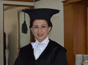 Profil 2 Perempuan yang Pernah Jadi Rektor UGM Profil 2 Perempuan yang Pernah Jadi Rektor UGM