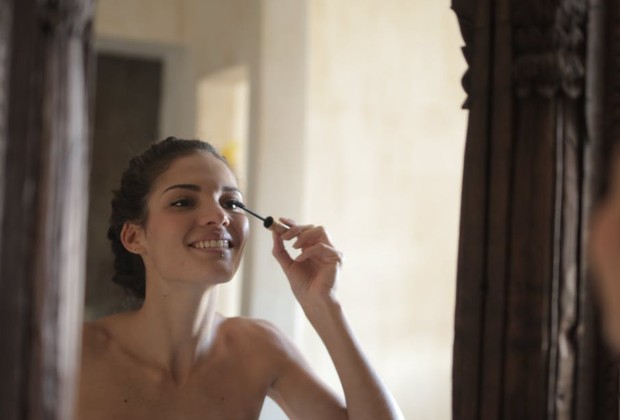 Rutin Gunakan Serum Bulu Mata/Foto : freepik.com/Andrea Piacquadio Rutin Gunakan Serum Bulu Mata